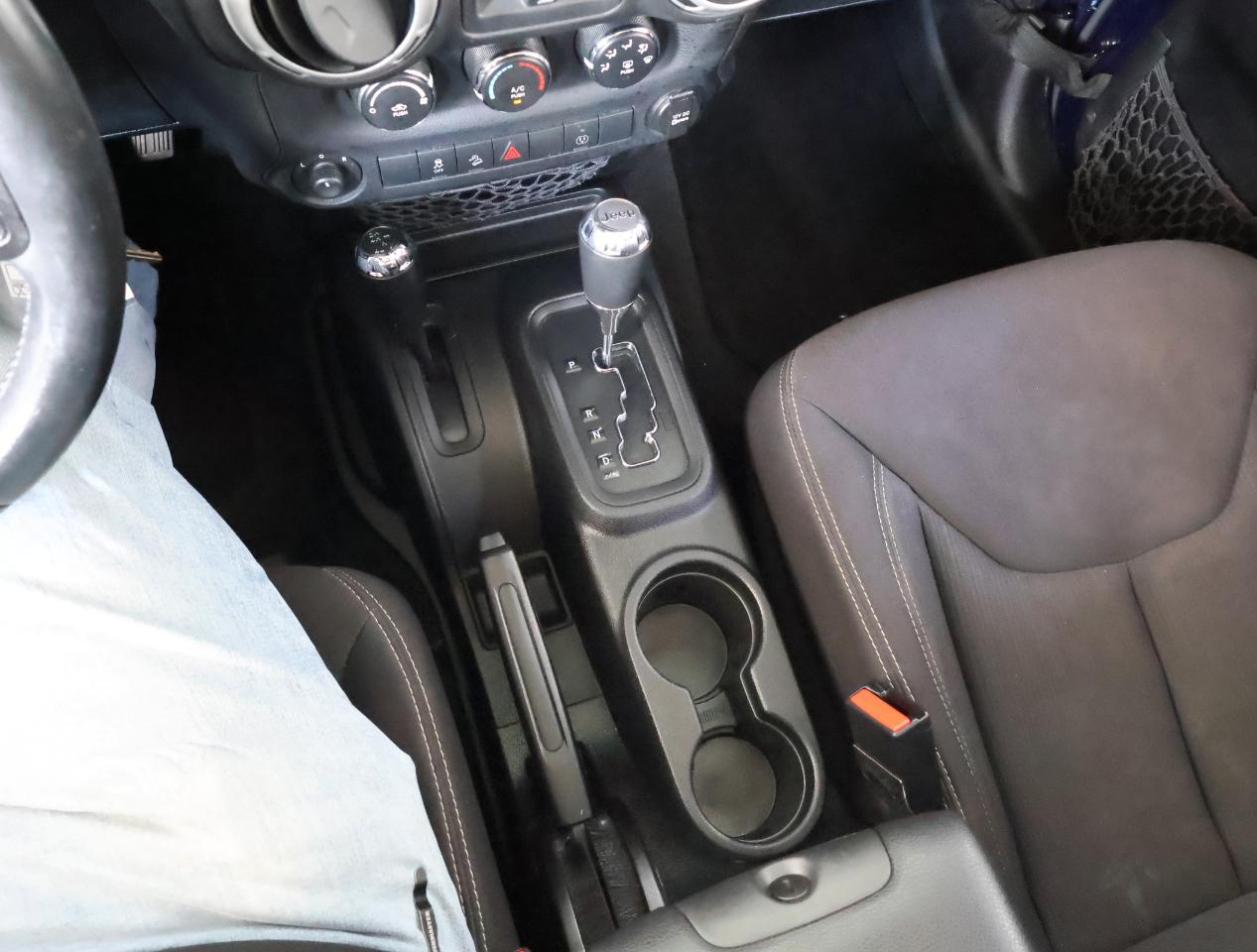 Jeep Wrangler Unlimited Sahara 4WD 2013