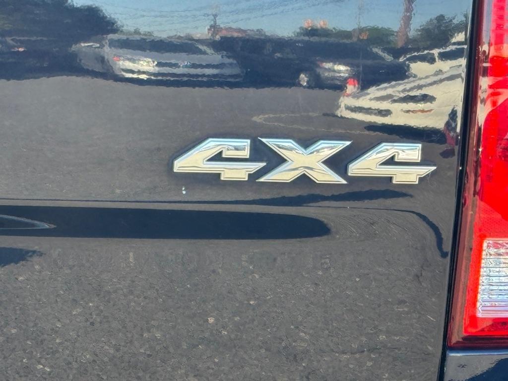 RAM 1500 SLT Crew Cab SWB 4WD 2016