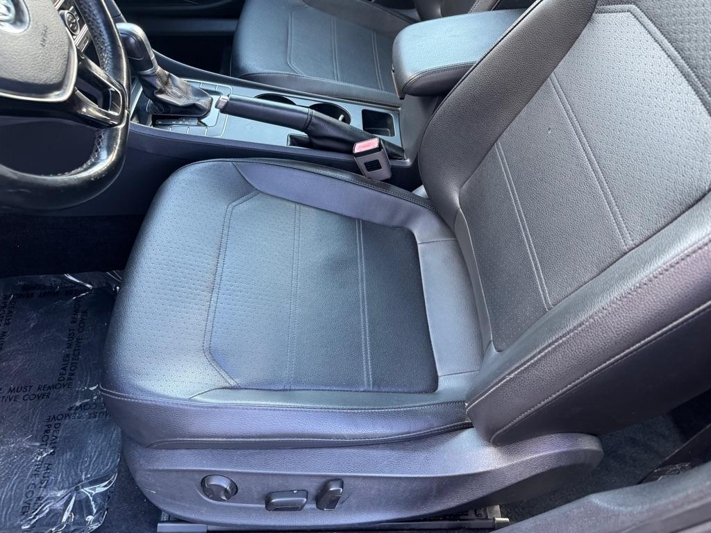 Volkswagen Passat R-Line w/Comfort Pkg Auto 2017
