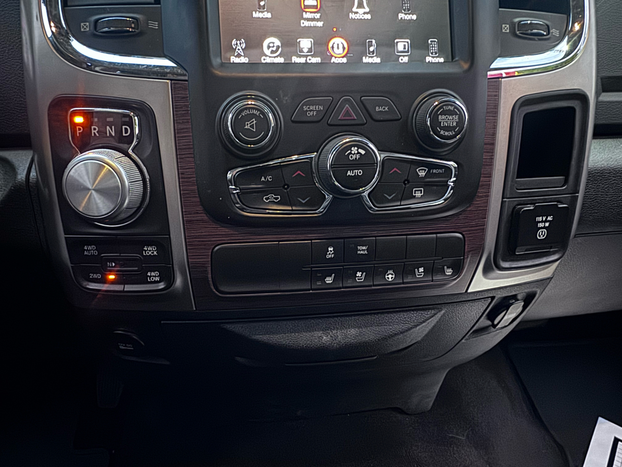 RAM 1500 Laramie Crew Cab SWB 4WD 2016 RAM 1500 Laramie Crew Cab SWB 4WD 2016