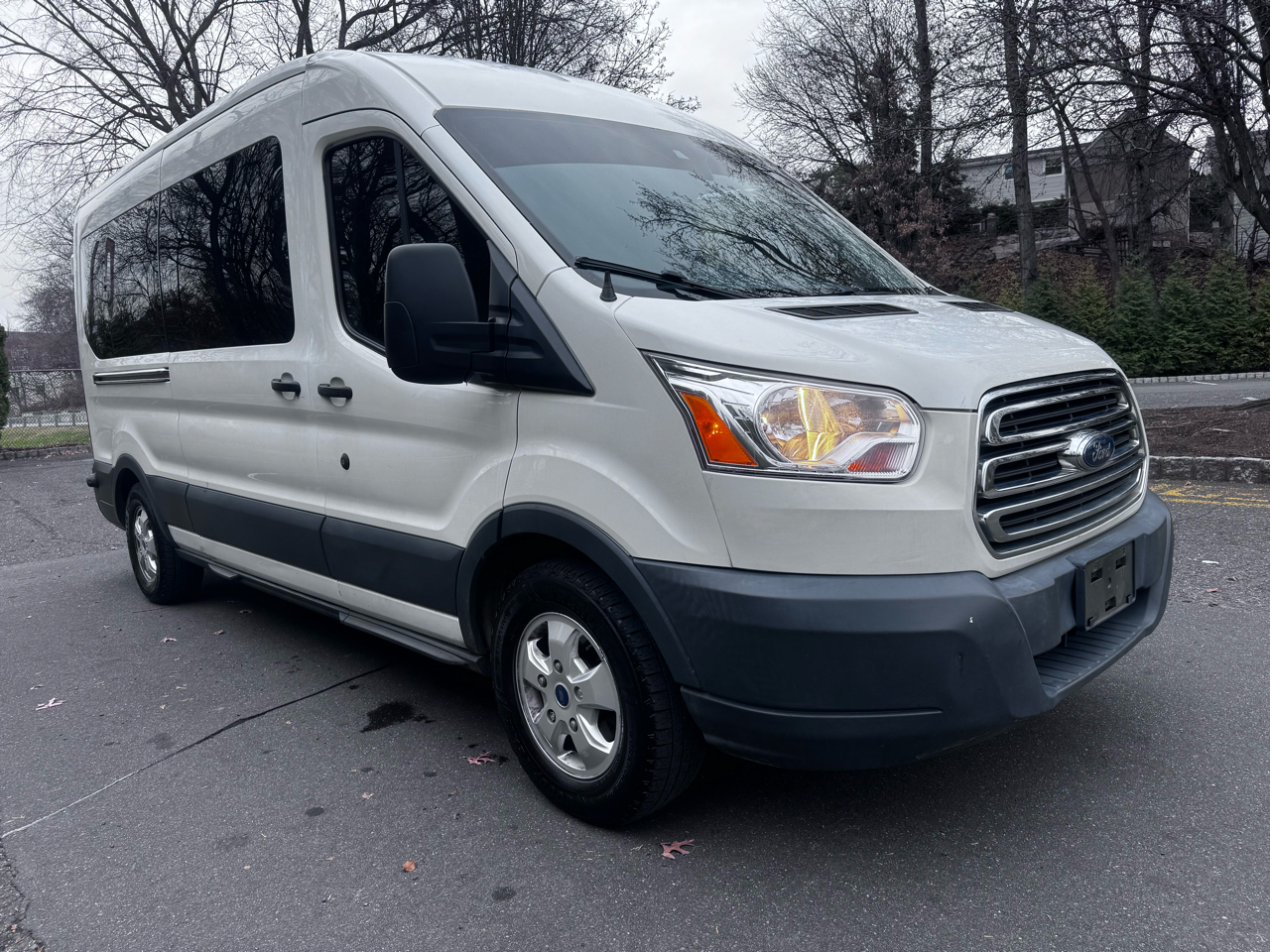 2017 Ford Transit 350 Wagon Med. Roof XL w/Sliding Pass. 148-in. WB