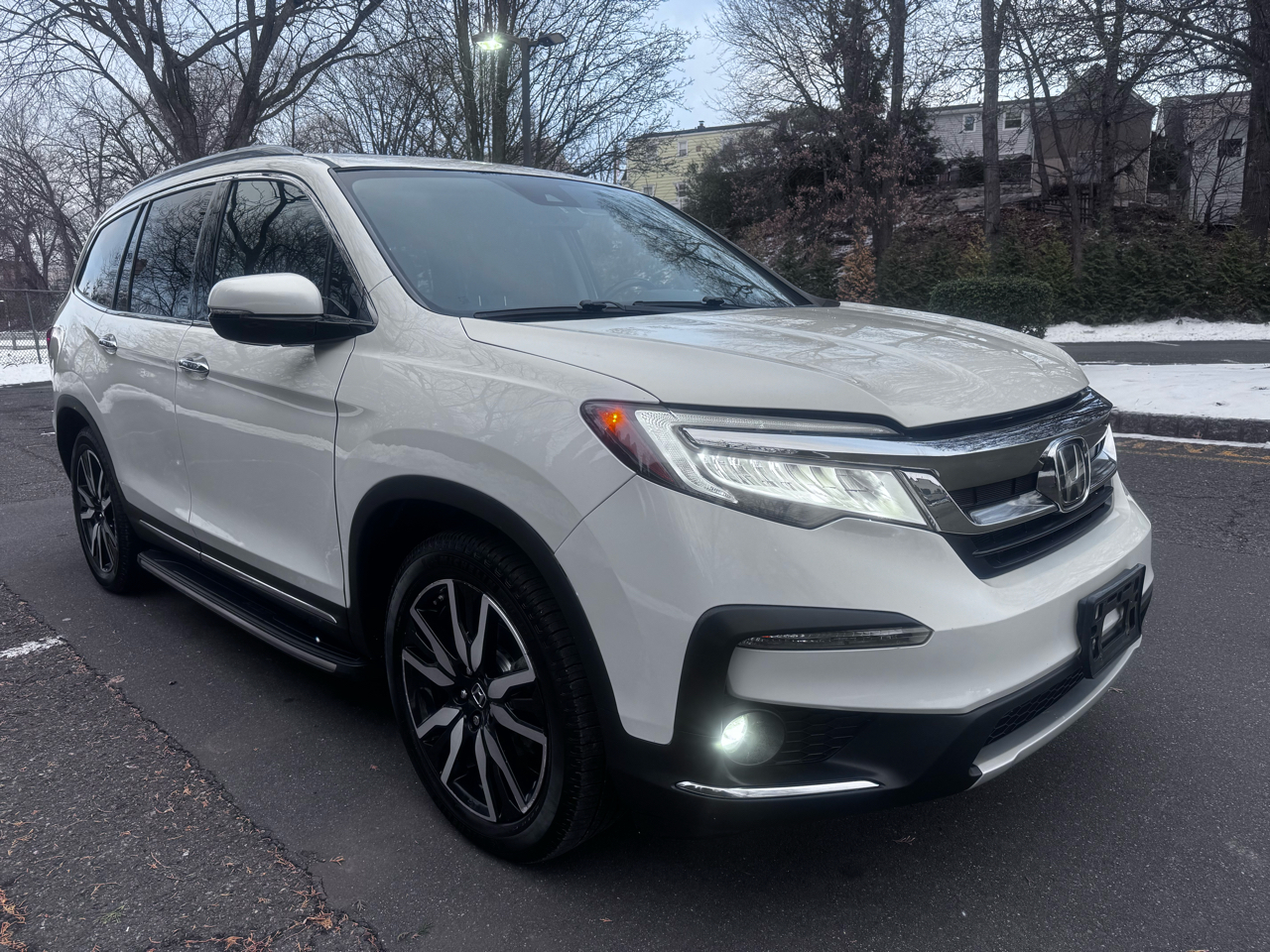 Honda Pilot Touring w/Rear Captain's Chairs AWD 2020