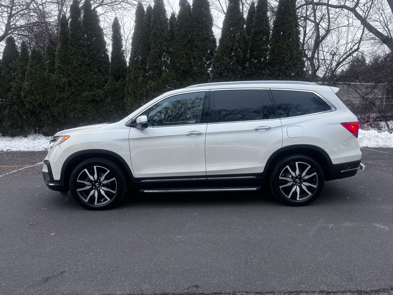 Honda Pilot Touring w/Rear Captain's Chairs AWD 2020