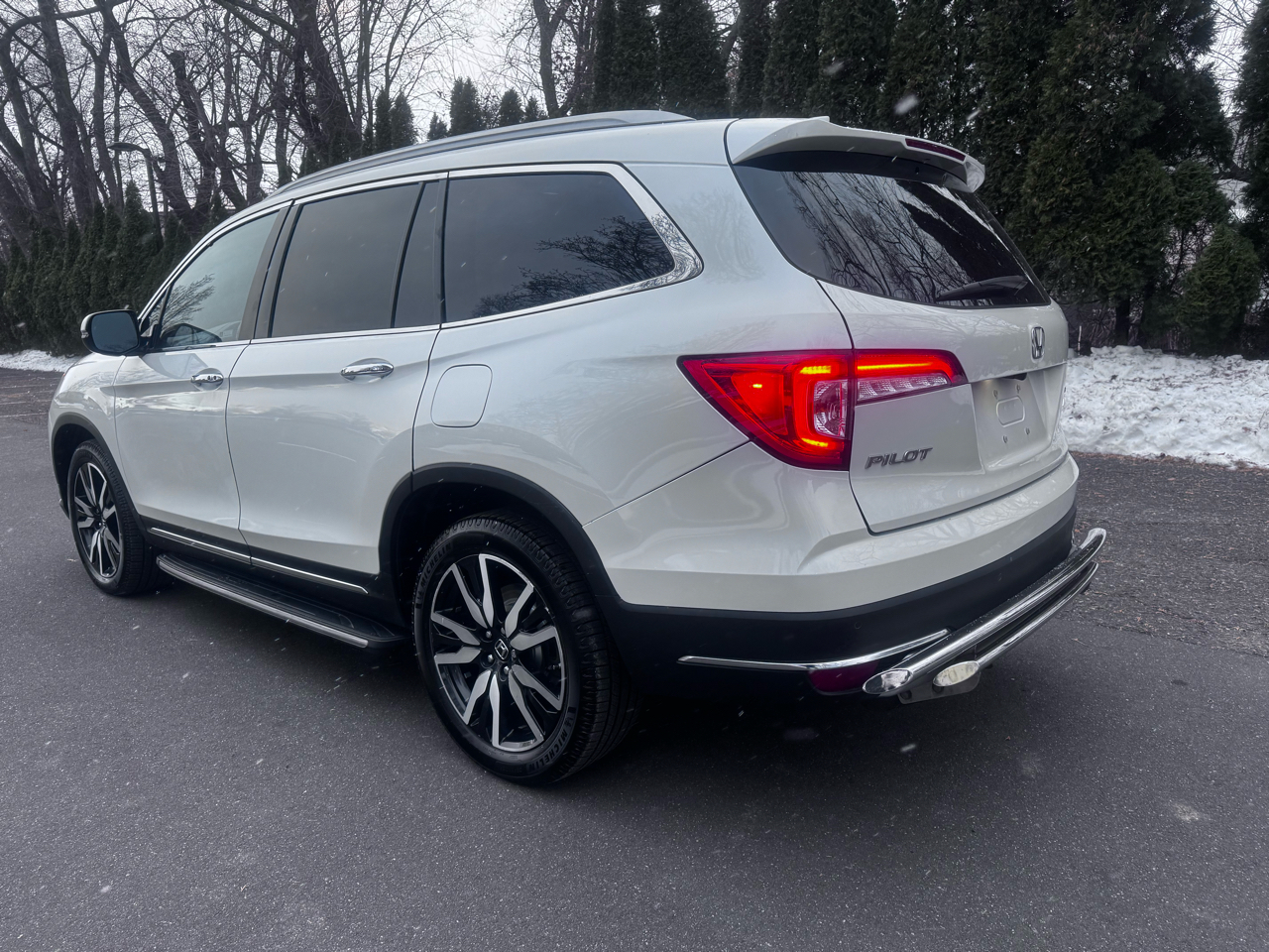 Honda Pilot Touring w/Rear Captain's Chairs AWD 2020