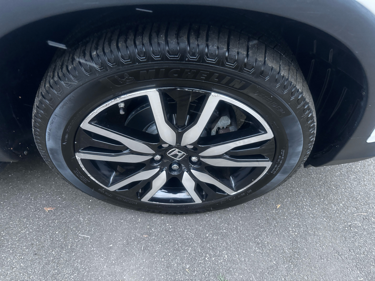 Honda Pilot Touring w/Rear Captain's Chairs AWD 2020