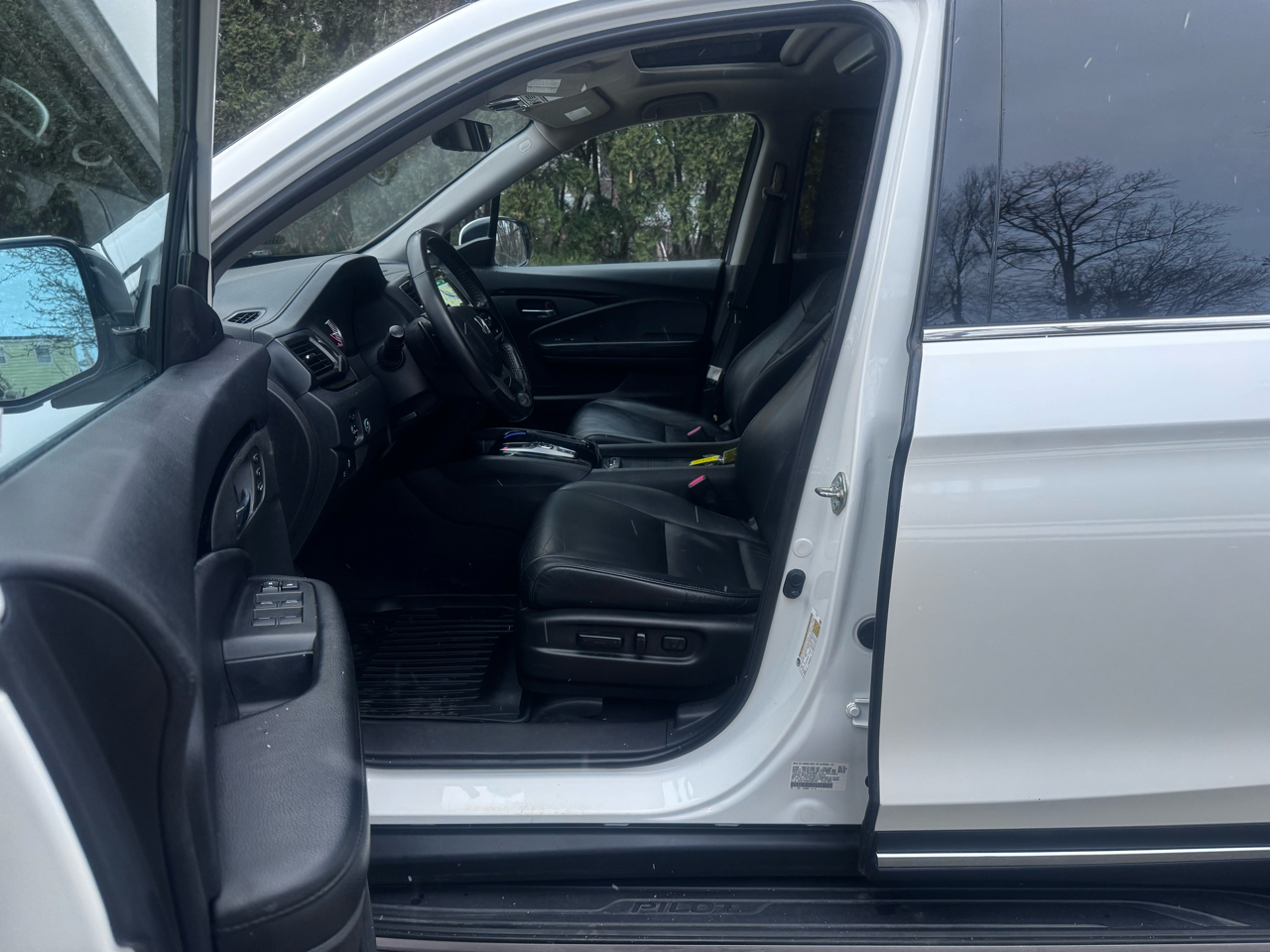 Honda Pilot Touring w/Rear Captain's Chairs AWD 2020