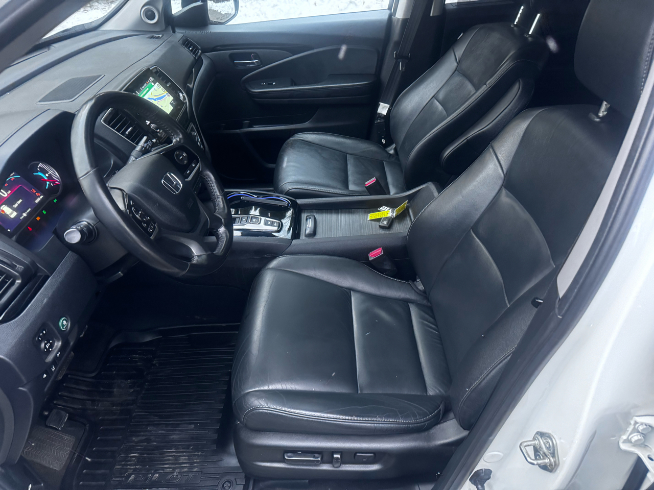 Honda Pilot Touring w/Rear Captain's Chairs AWD 2020