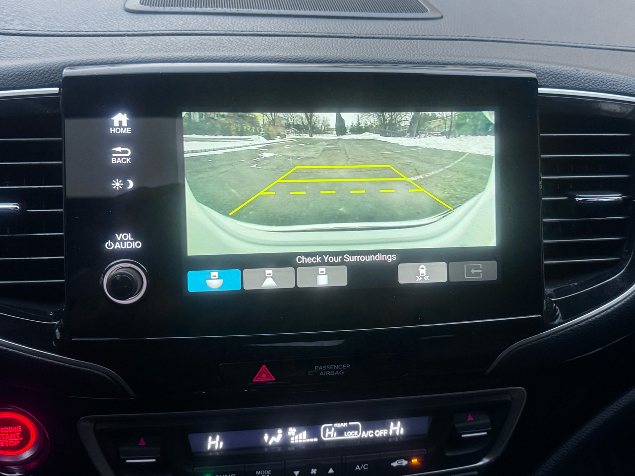 Honda Pilot Touring w/Rear Captain's Chairs AWD 2020