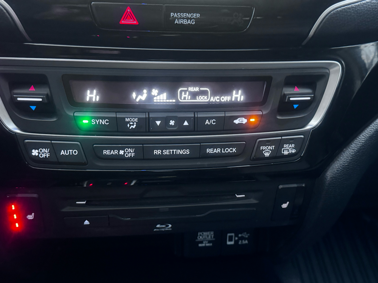 Honda Pilot Touring w/Rear Captain's Chairs AWD 2020