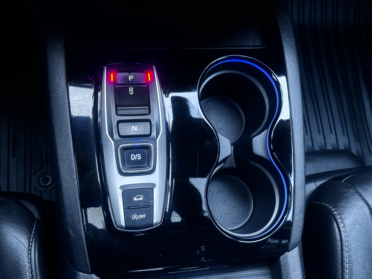 Honda Pilot Touring w/Rear Captain's Chairs AWD 2020