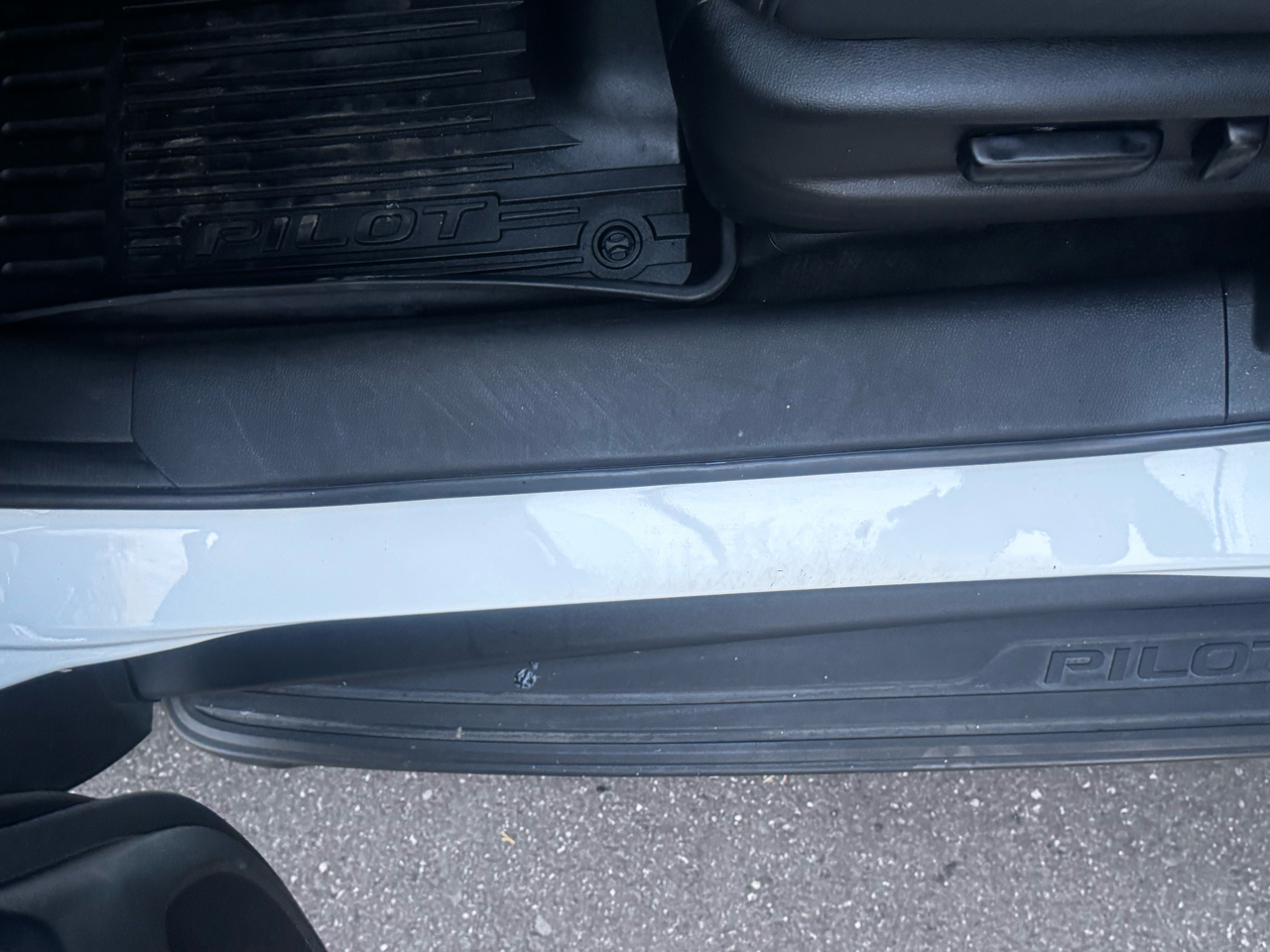 Honda Pilot Touring w/Rear Captain's Chairs AWD 2020