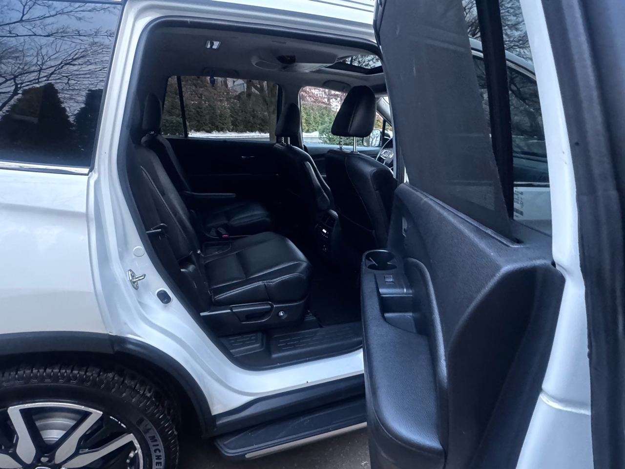 Honda Pilot Touring w/Rear Captain's Chairs AWD 2020