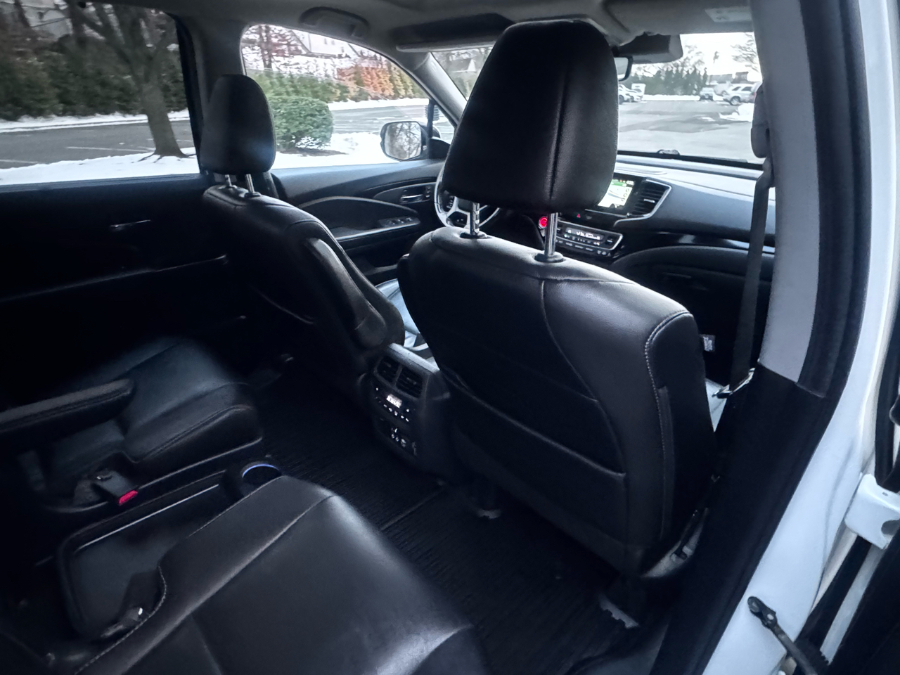 Honda Pilot Touring w/Rear Captain's Chairs AWD 2020