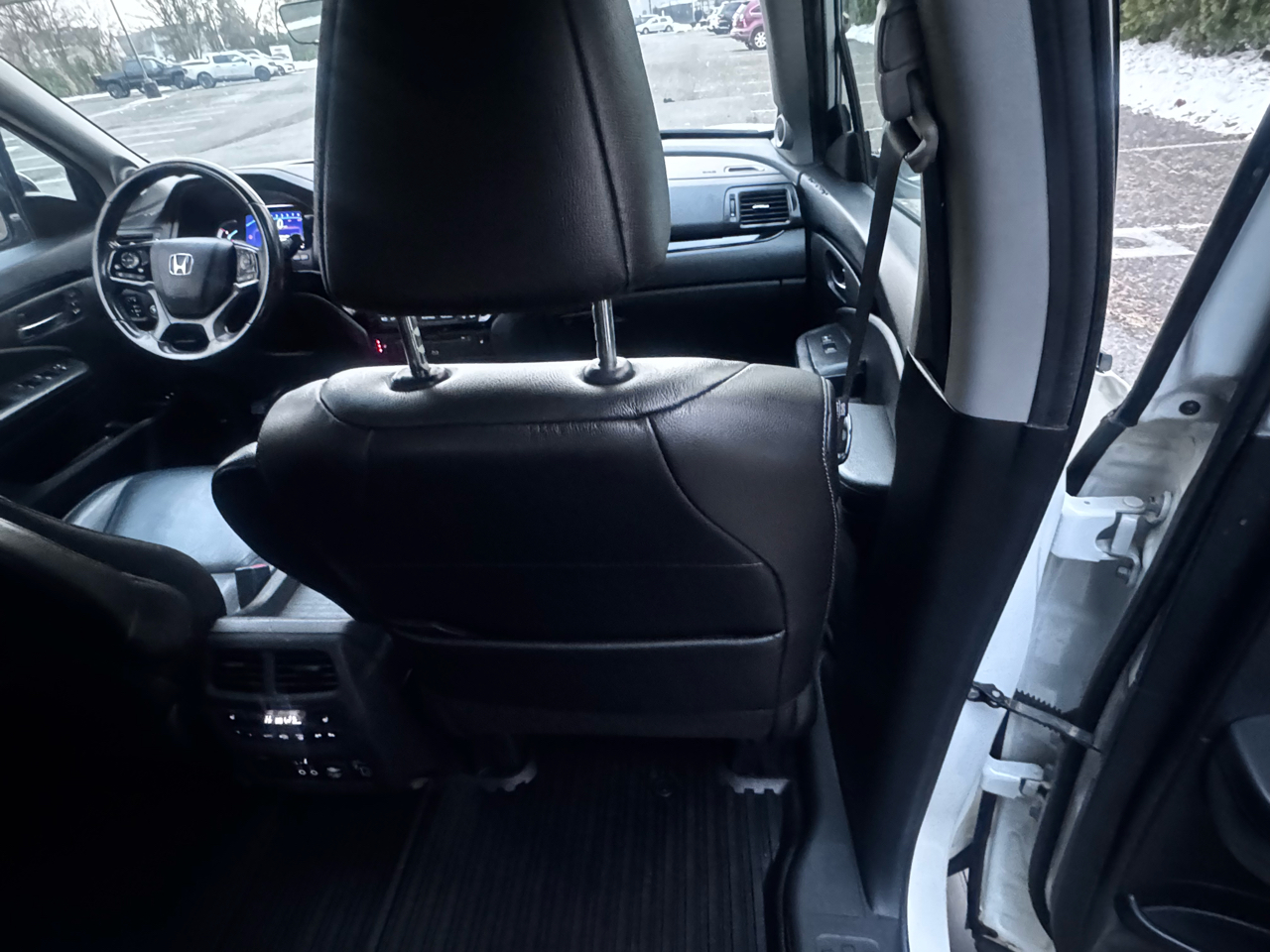 Honda Pilot Touring w/Rear Captain's Chairs AWD 2020