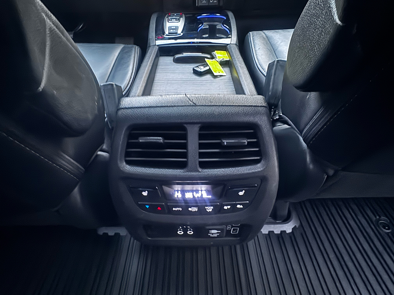 Honda Pilot Touring w/Rear Captain's Chairs AWD 2020