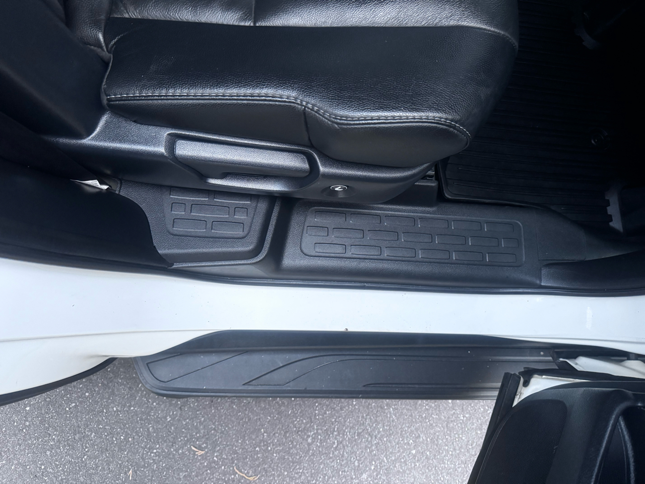 Honda Pilot Touring w/Rear Captain's Chairs AWD 2020