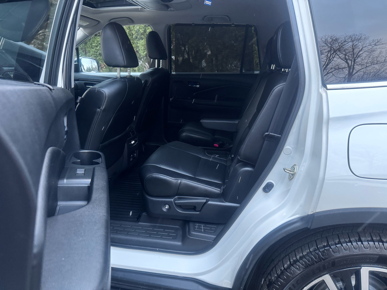 Honda Pilot Touring w/Rear Captain's Chairs AWD 2020