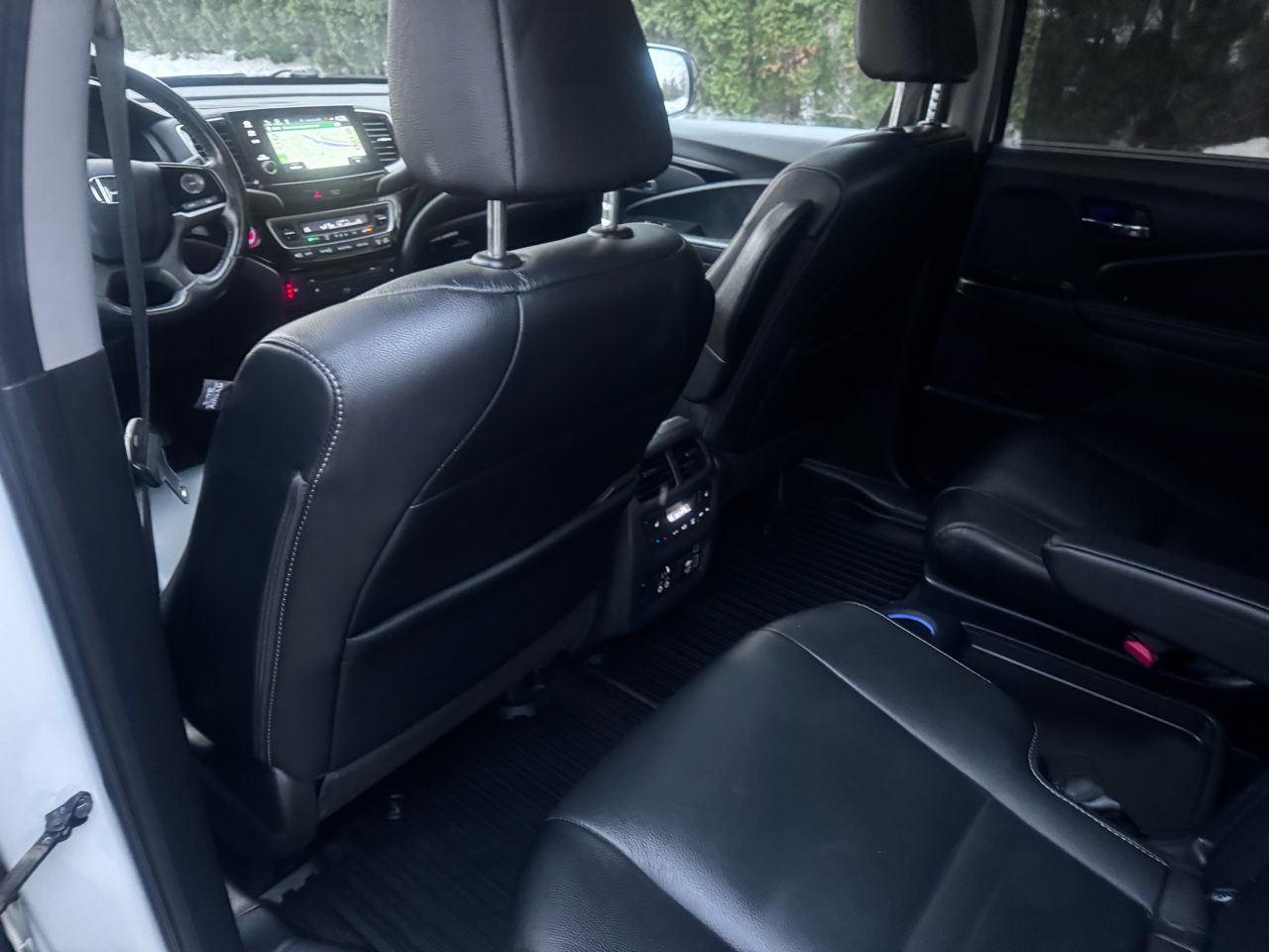 Honda Pilot Touring w/Rear Captain's Chairs AWD 2020