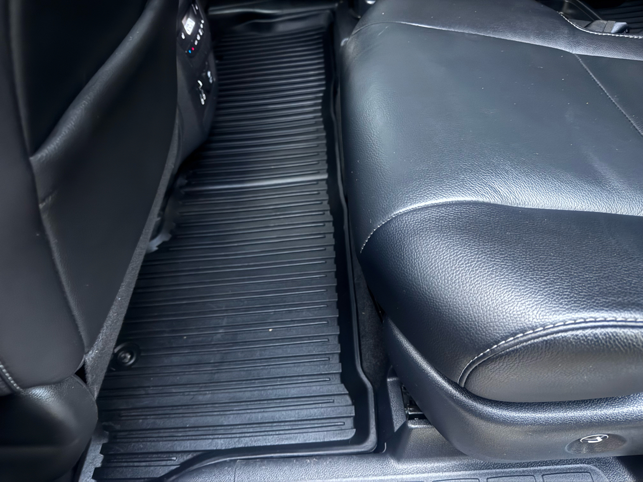 Honda Pilot Touring w/Rear Captain's Chairs AWD 2020