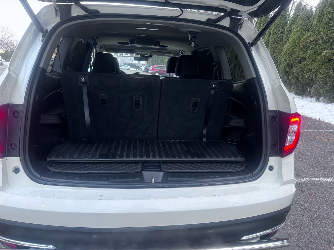 Honda Pilot Touring w/Rear Captain's Chairs AWD 2020