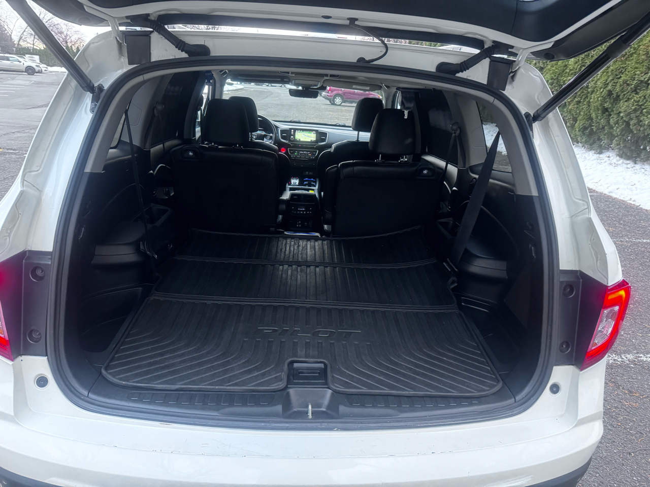 Honda Pilot Touring w/Rear Captain's Chairs AWD 2020