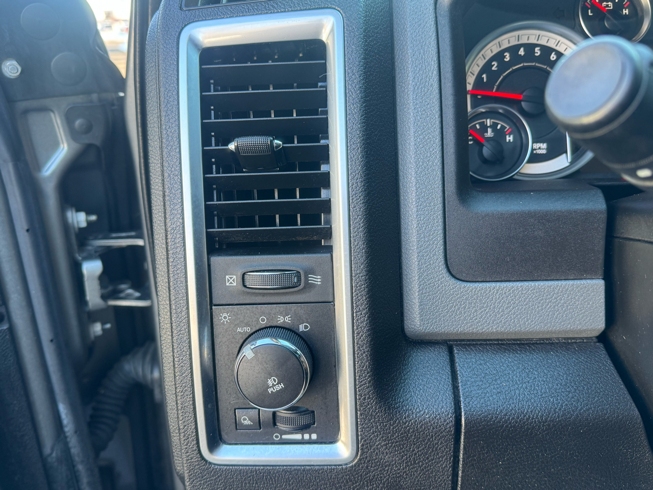 RAM 1500 4WD Crew Cab 140.5" SLT 2013