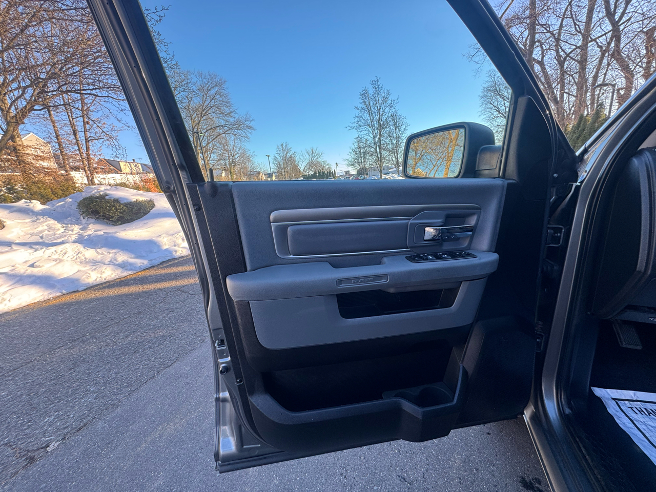 RAM 1500 4WD Crew Cab 140.5" SLT 2013