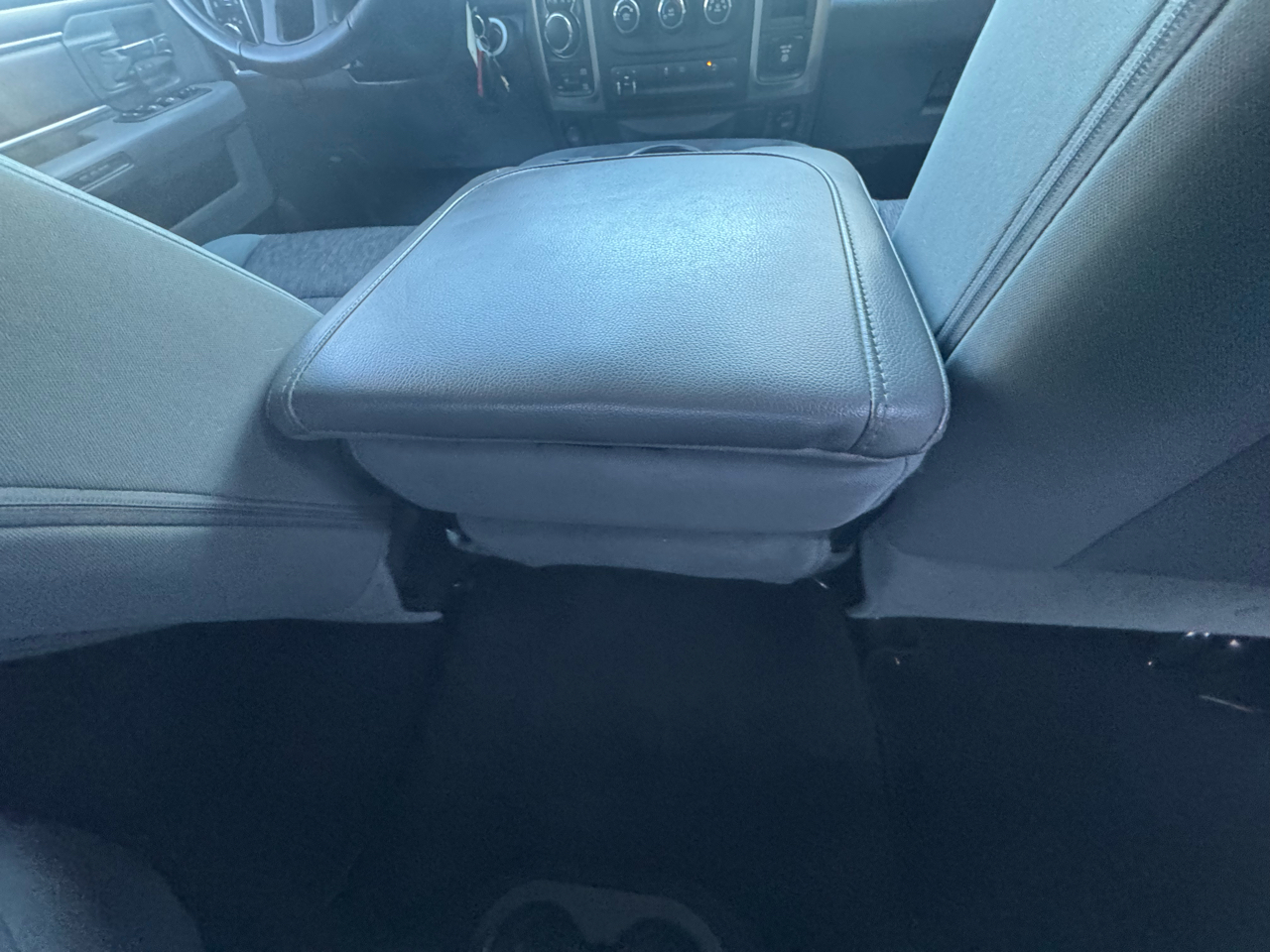 RAM 1500 4WD Crew Cab 140.5" SLT 2013