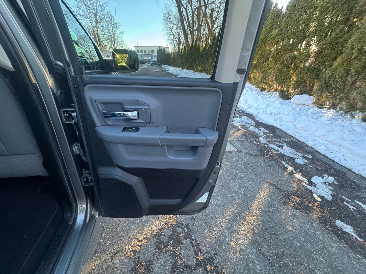 RAM 1500 4WD Crew Cab 140.5" SLT 2013