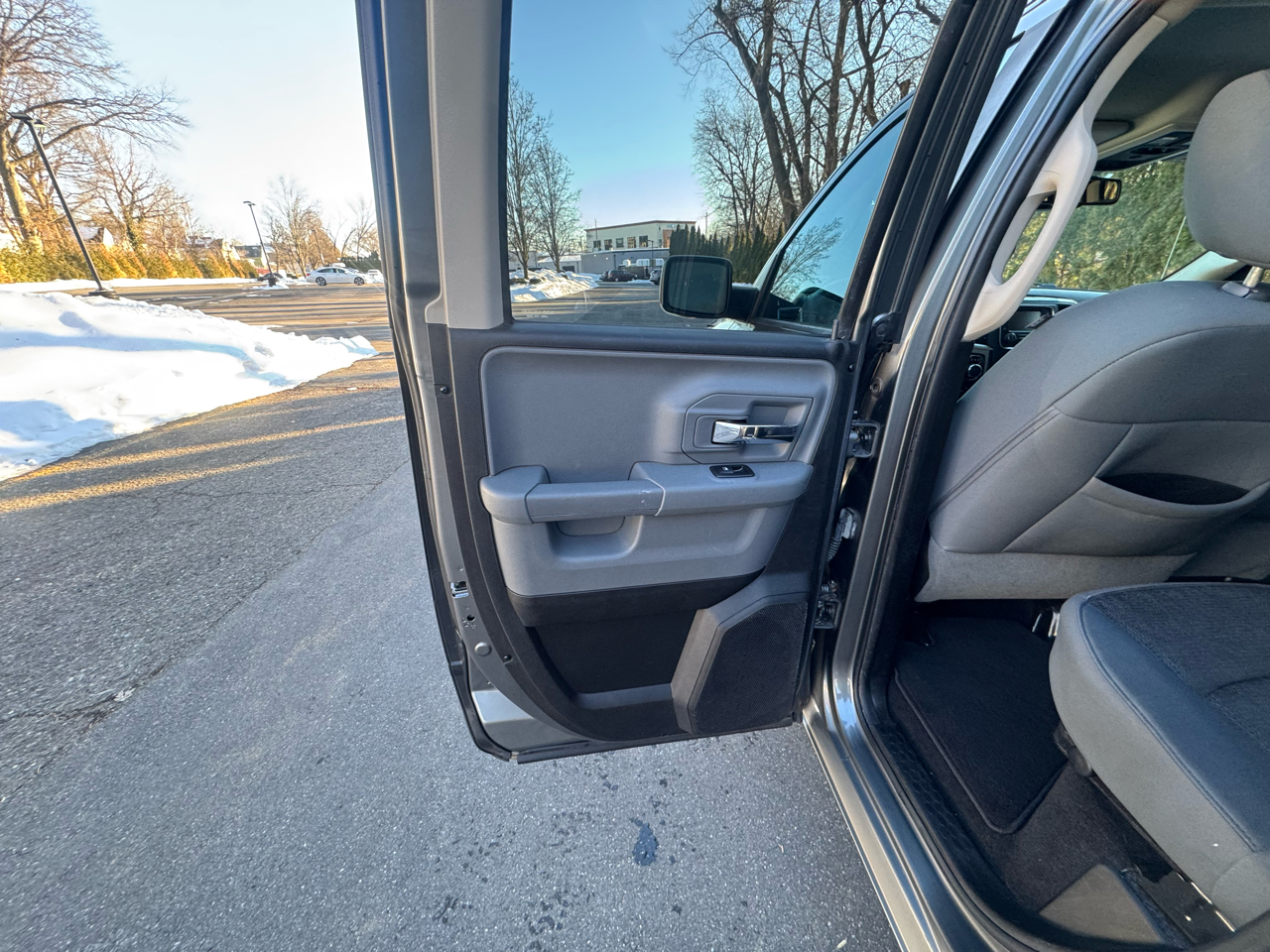 RAM 1500 4WD Crew Cab 140.5" SLT 2013