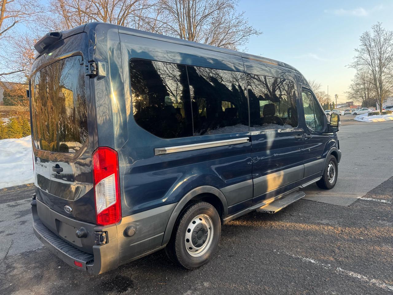 Ford Transit 350 Wagon Med. Roof XL w/Sliding Pass. 148-in. WB 2018