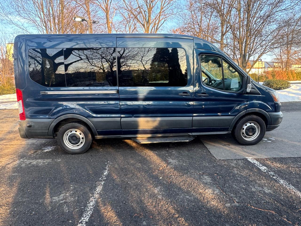 Ford Transit 350 Wagon Med. Roof XL w/Sliding Pass. 148-in. WB 2018