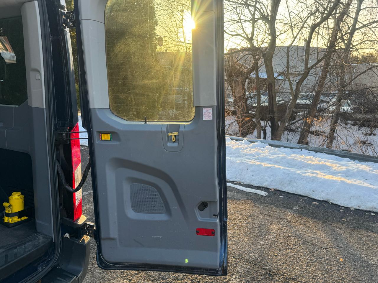 Ford Transit 350 Wagon Med. Roof XL w/Sliding Pass. 148-in. WB 2018