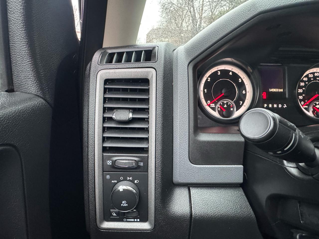 RAM 1500 4WD Crew Cab 140.5" Express 2014