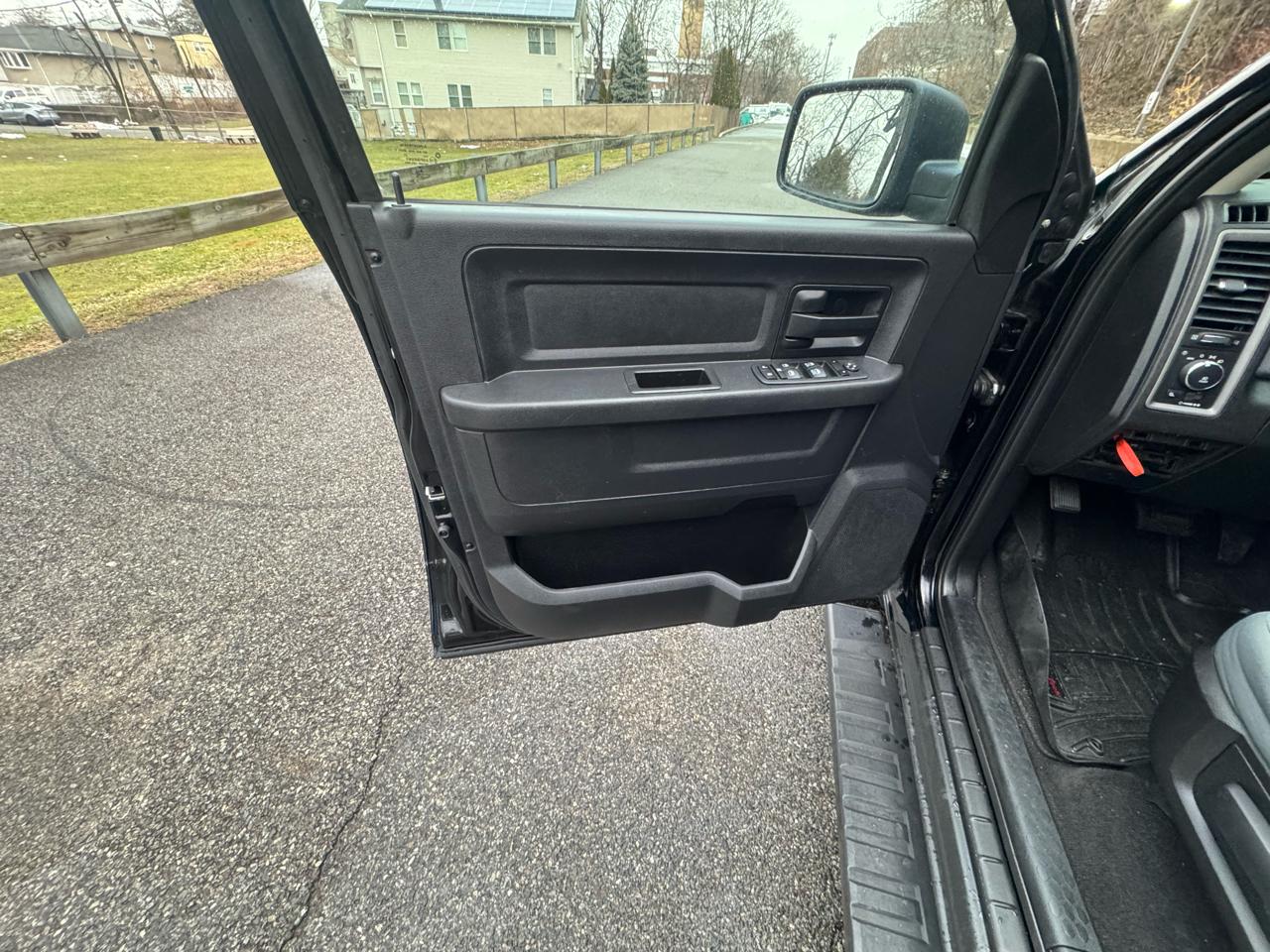 RAM 1500 4WD Crew Cab 140.5" Express 2014