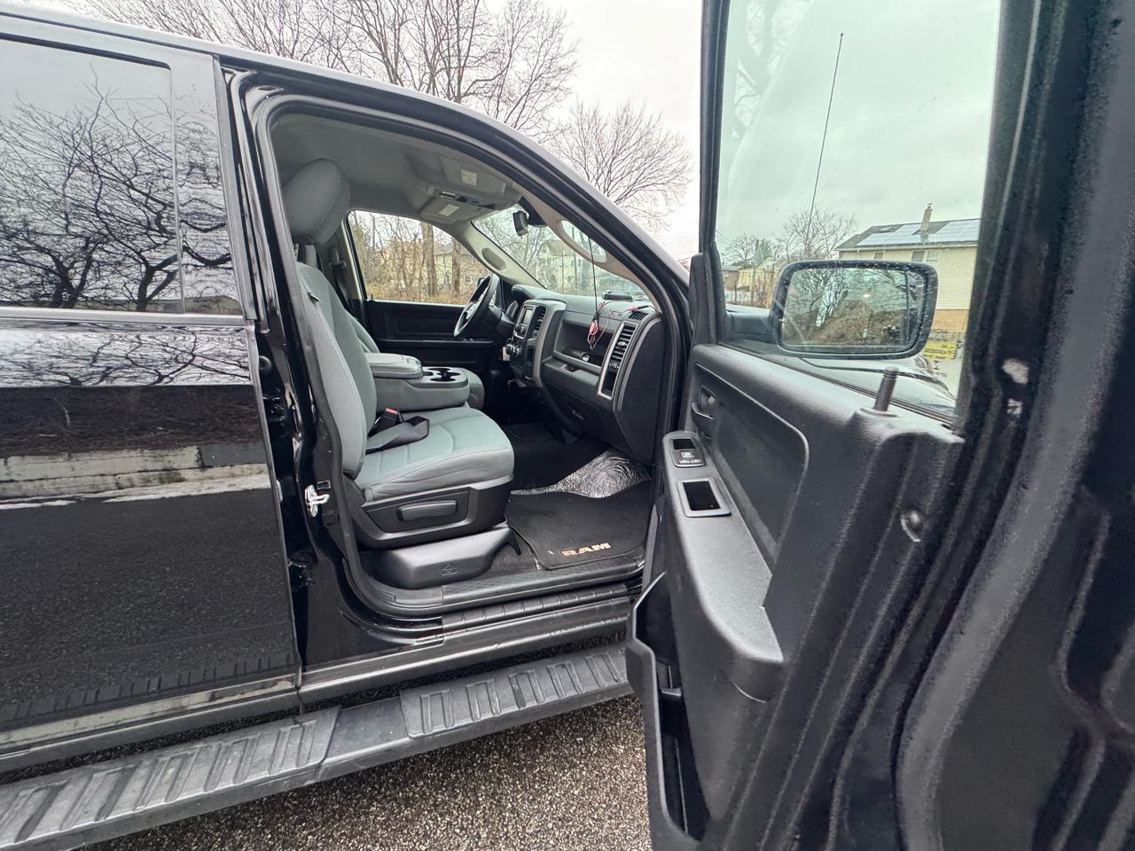 RAM 1500 4WD Crew Cab 140.5" Express 2014