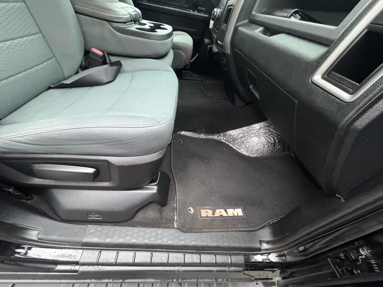 RAM 1500 4WD Crew Cab 140.5" Express 2014