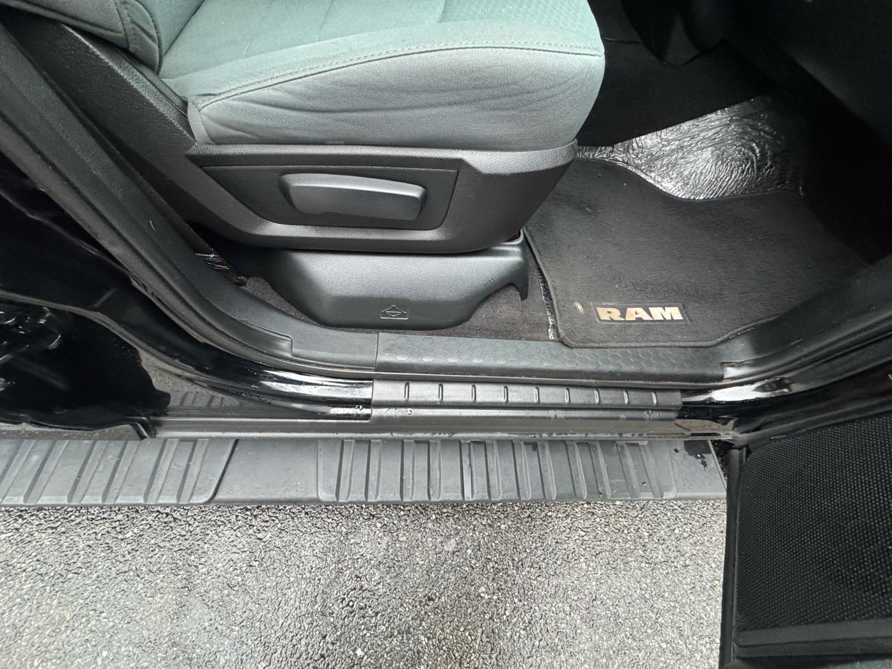 RAM 1500 4WD Crew Cab 140.5" Express 2014