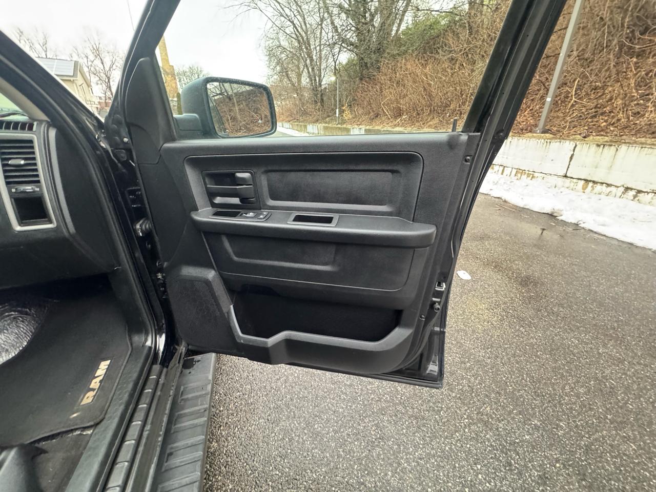 RAM 1500 4WD Crew Cab 140.5" Express 2014