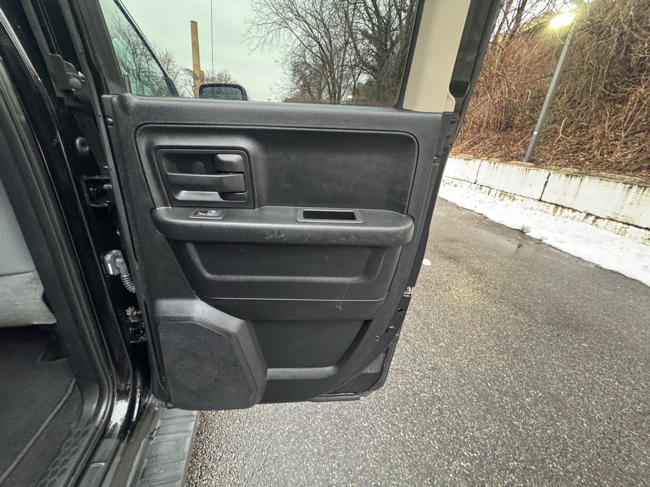 RAM 1500 4WD Crew Cab 140.5" Express 2014