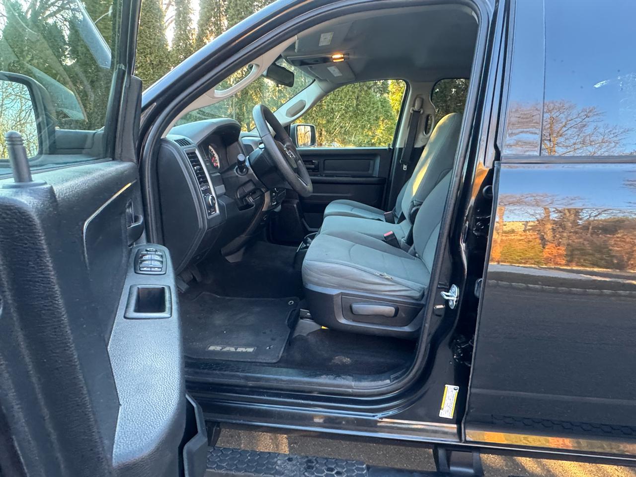 RAM 1500 4WD Crew Cab 140.5" Express 2016