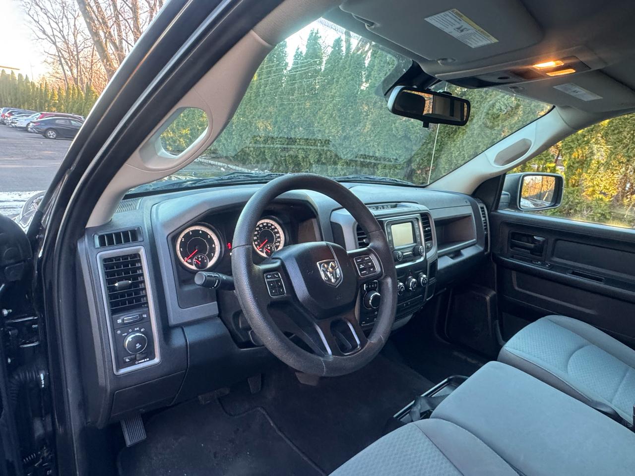 RAM 1500 4WD Crew Cab 140.5" Express 2016