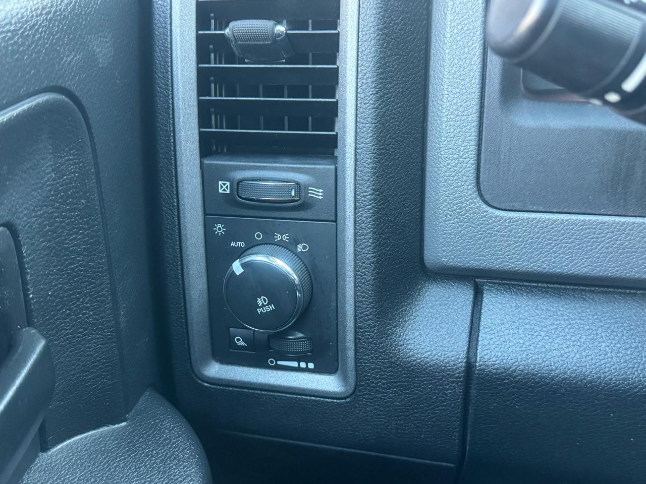 RAM 1500 4WD Crew Cab 140.5" Express 2016