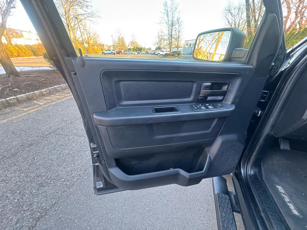 RAM 1500 4WD Crew Cab 140.5" Express 2016