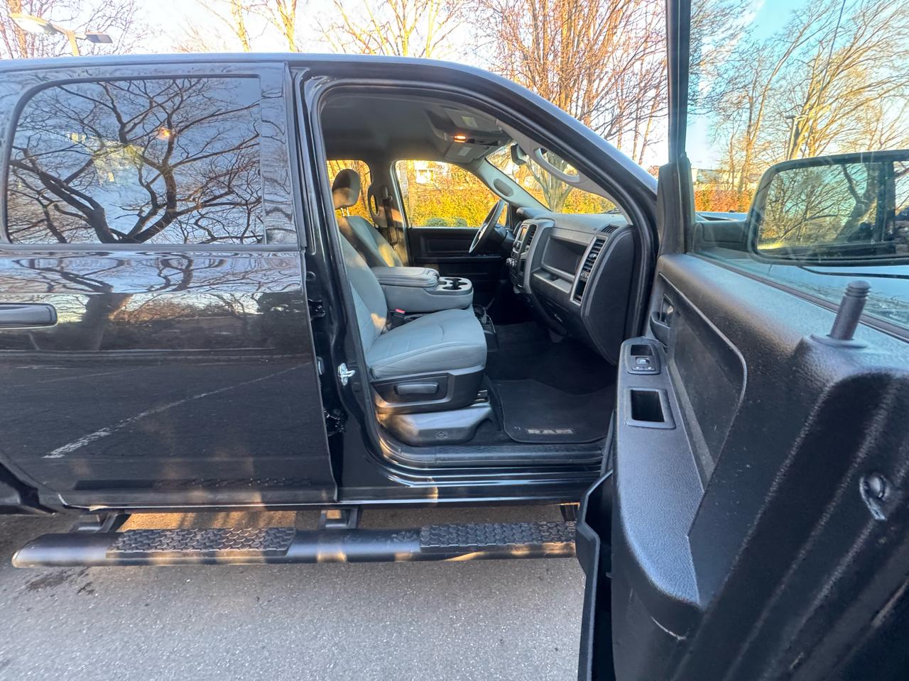 RAM 1500 4WD Crew Cab 140.5" Express 2016