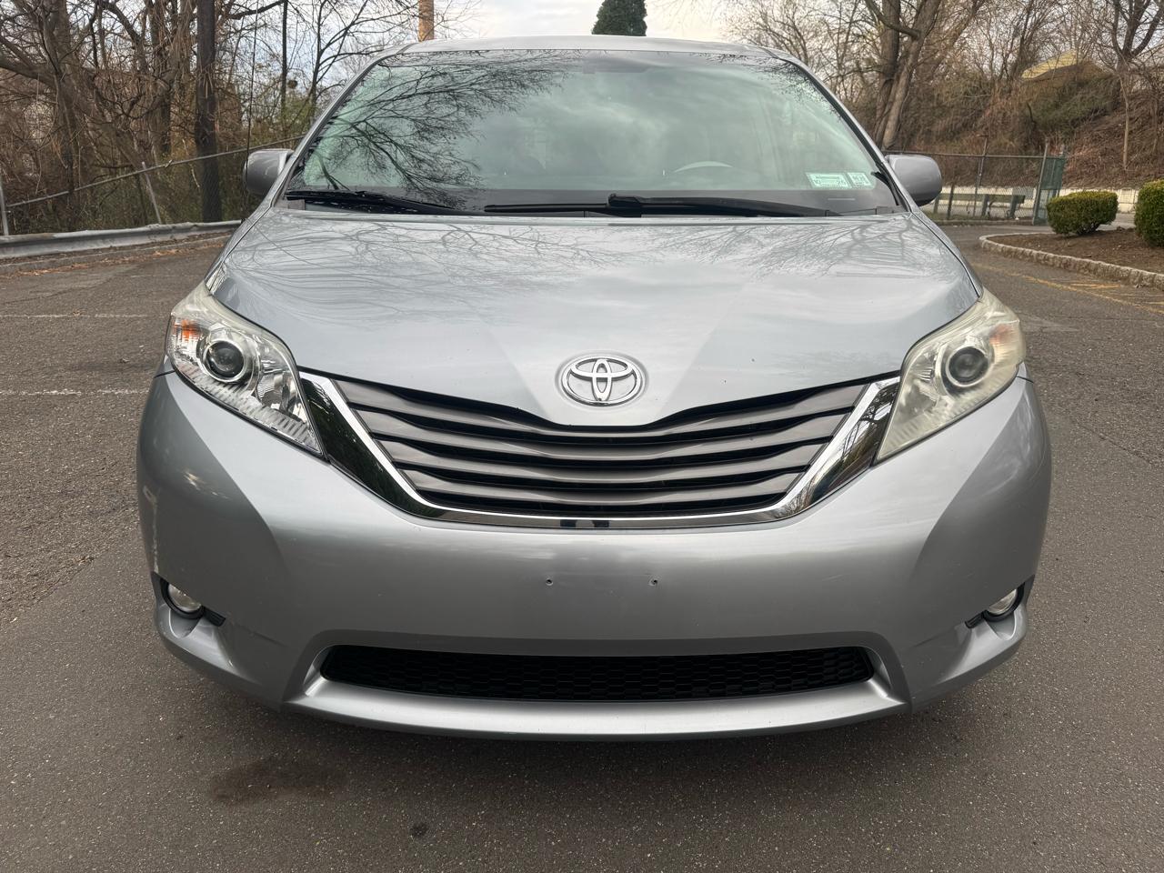 Toyota Sienna Limited 7-Pass V6 2011