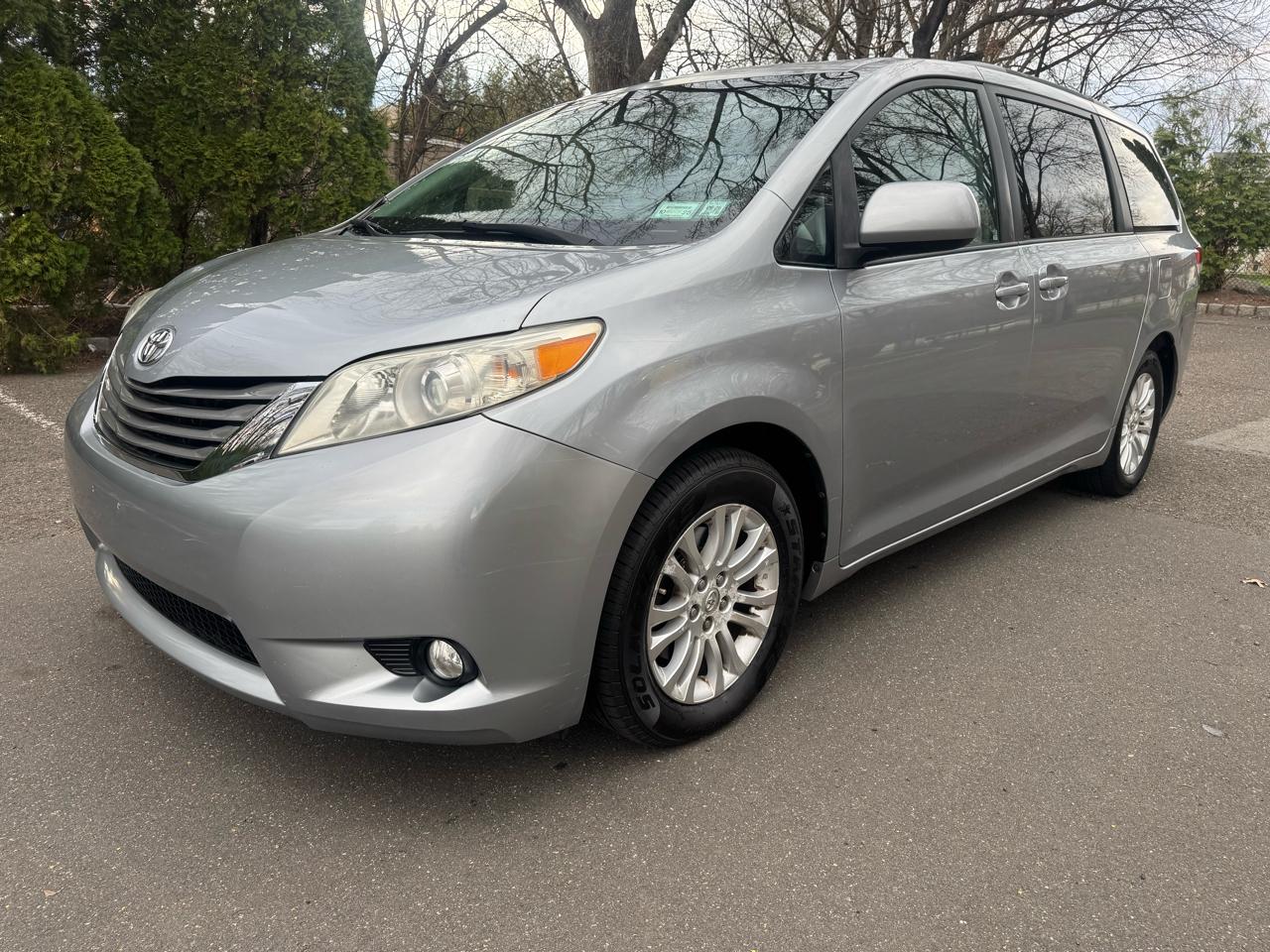 Toyota Sienna Limited 7-Pass V6 2011