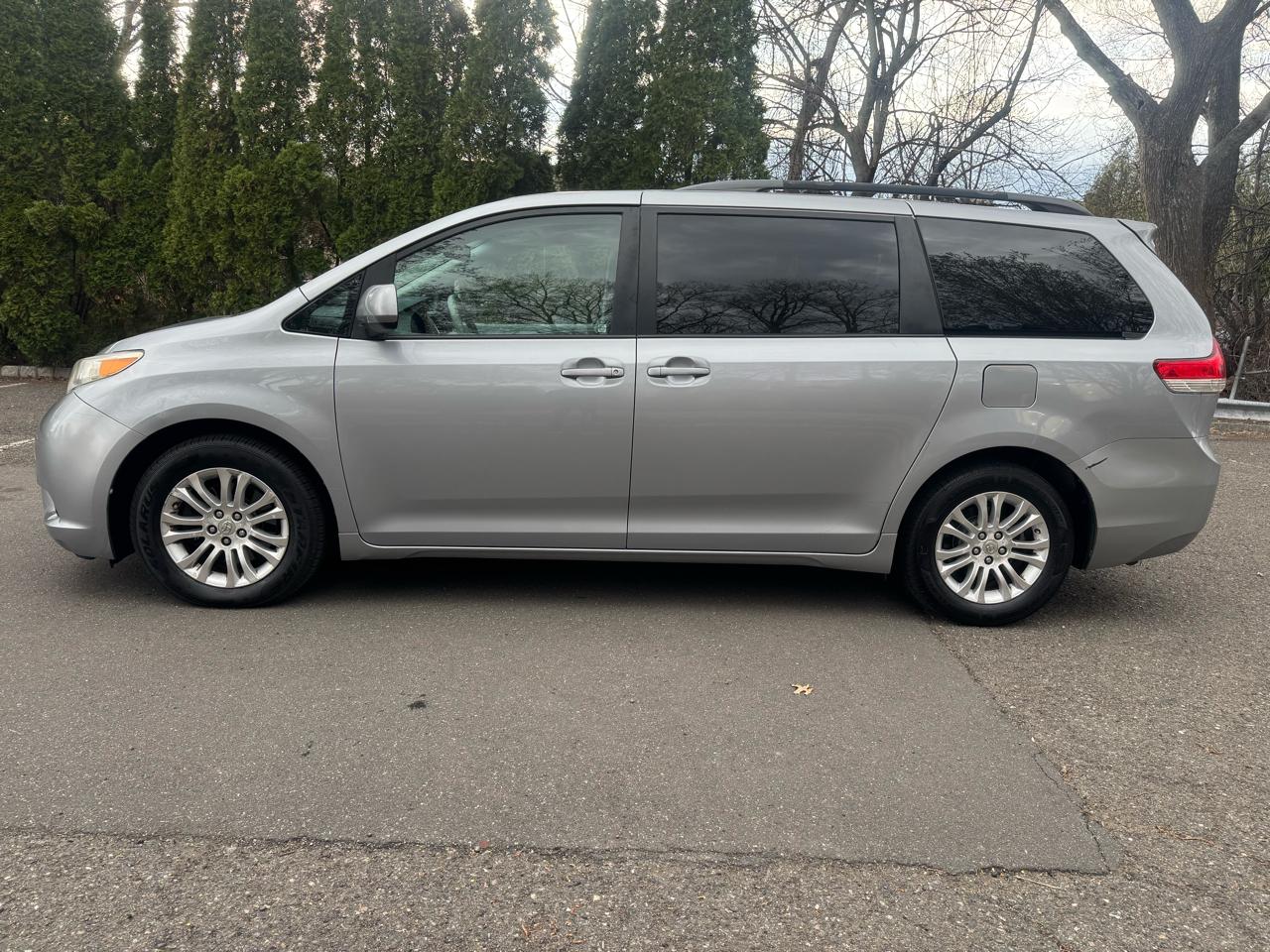 Toyota Sienna Limited 7-Pass V6 2011