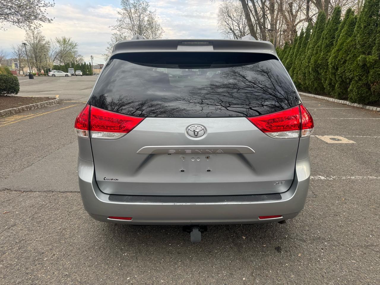 Toyota Sienna Limited 7-Pass V6 2011