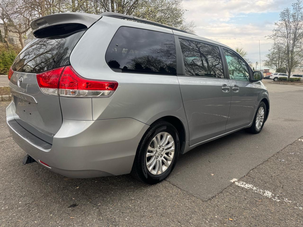 Toyota Sienna Limited 7-Pass V6 2011